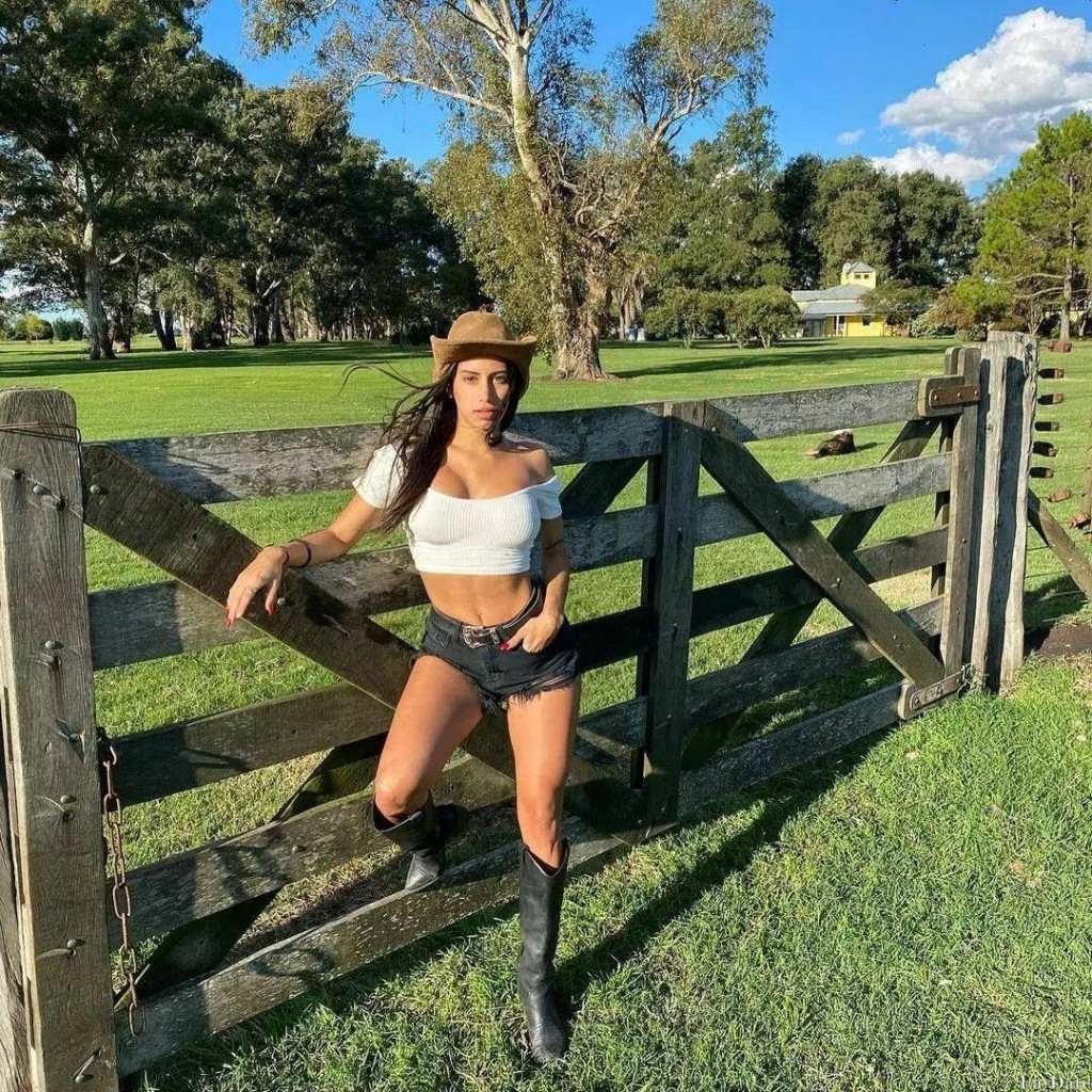 Alina Profile image 7